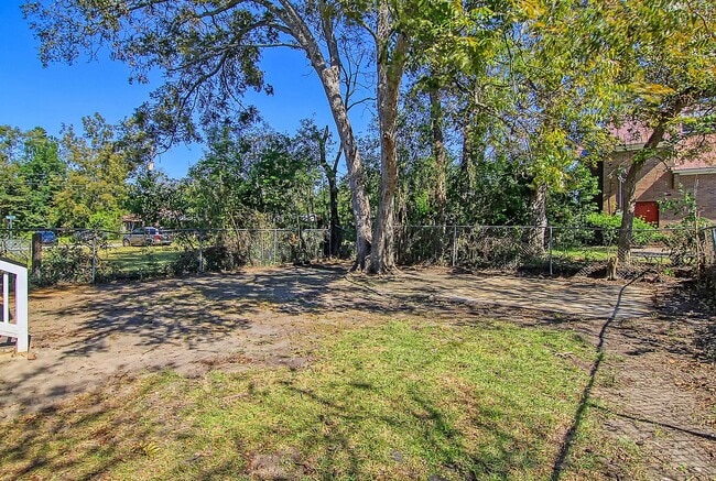 Building Photo - Modern Retreat Minutes from Downtown Charleston
