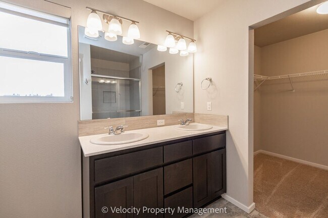 Building Photo - Beautiful 4 Bedroom Home in SE Bend with putting green!