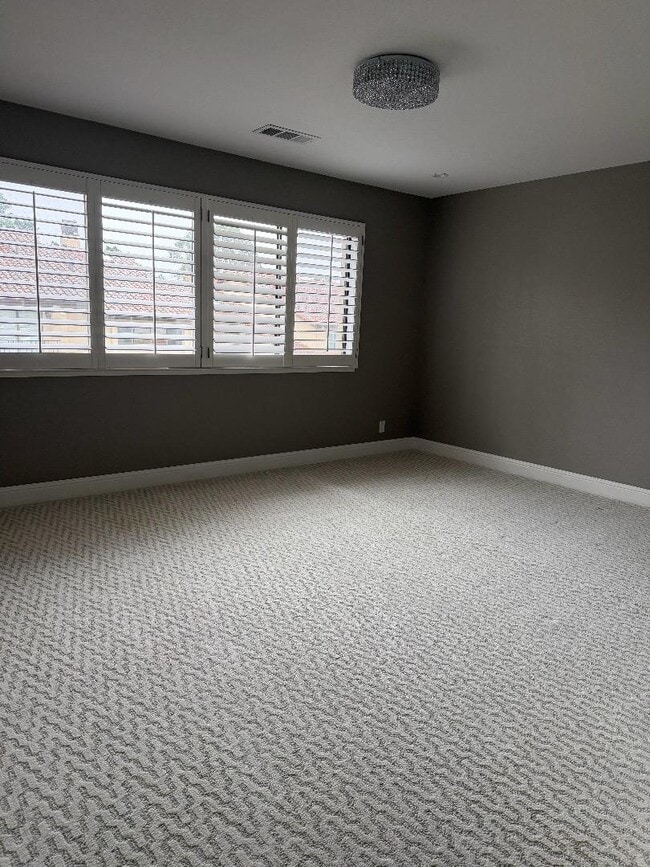 Building Photo - 1125 Royal Ln