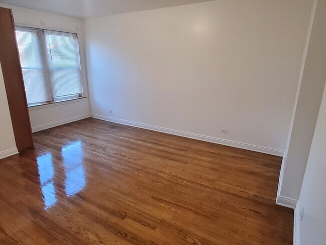 Building Photo - 7306 S Oglesby Ave