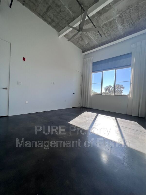 Building Photo - 302 SE Broadway St