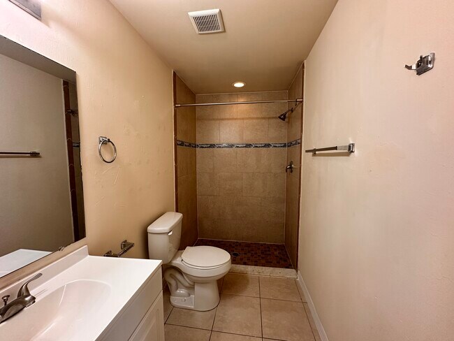 Building Photo - 1046 SE 11th Terrace