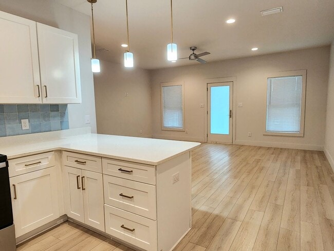 Building Photo - Gulf Shores 2/2.5 cottage available now