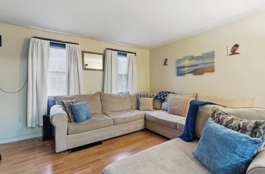 Building Photo - 84 Cherrelyn St