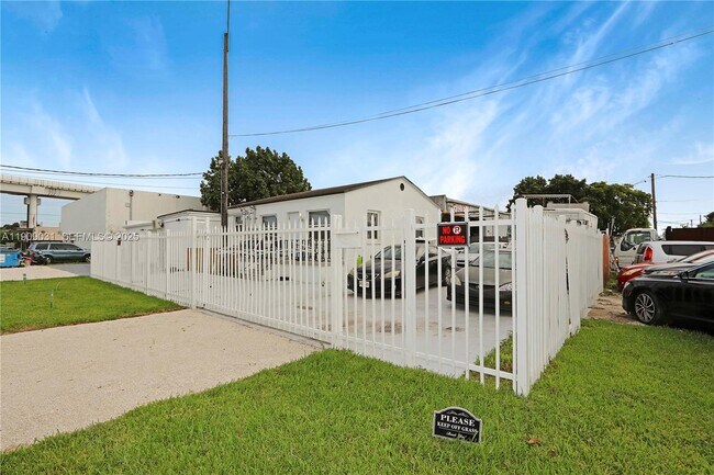 Building Photo - 3705 NW 35th Ave