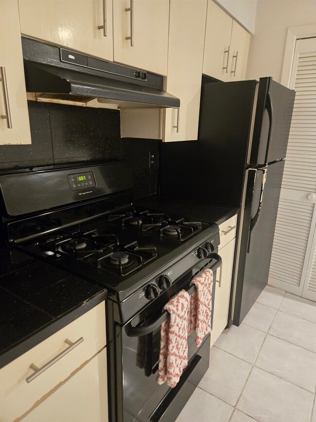 Building Photo - 603 55th St