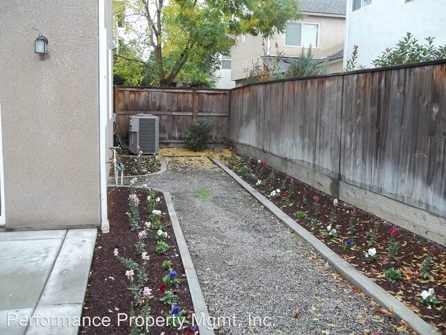 Building Photo - 711 W Barcelona Ln