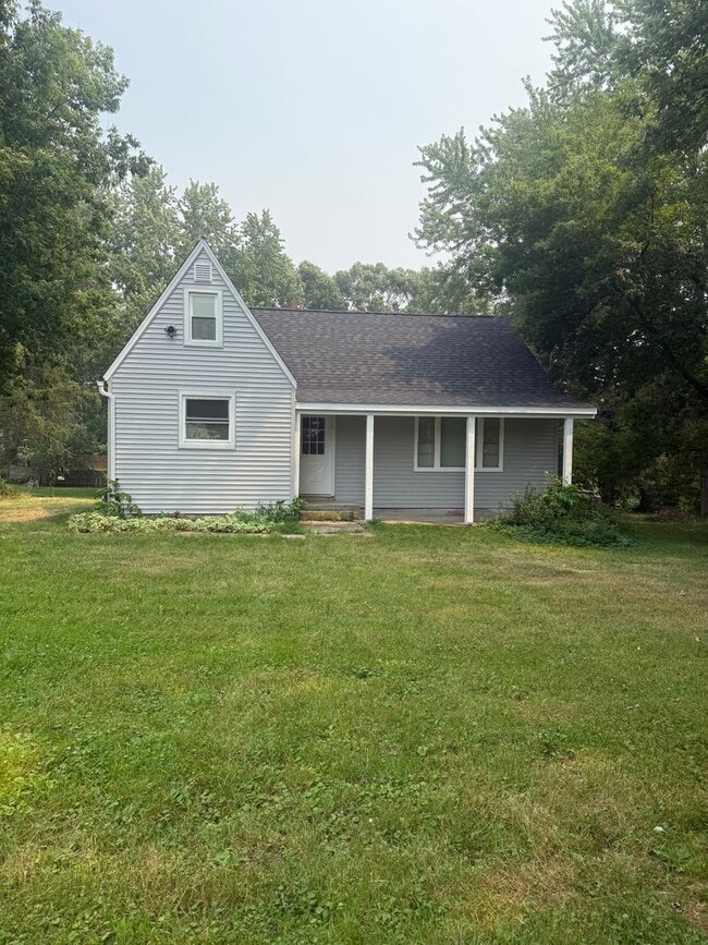 Building Photo - Adorable 4 Bed 1 bath Baldwinsville Cottage