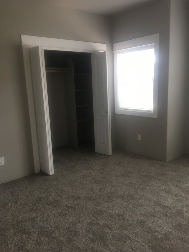 Building Photo - Beautiful Townhome in East Medford