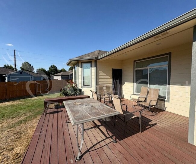 Building Photo - Three Bedroom, Two Bathroom House in Chape...