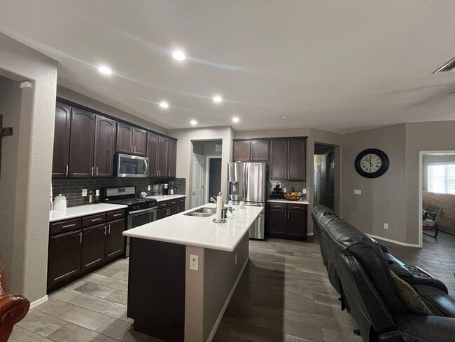 Building Photo - Clean and well maintained 3 bedroom home w...