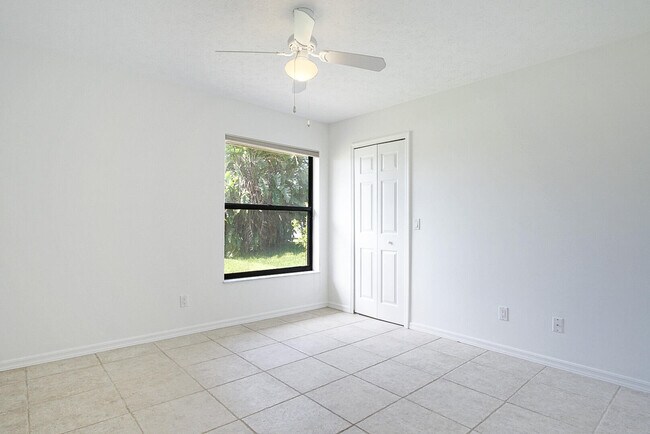 Building Photo - 1273 SW Albenga Ave