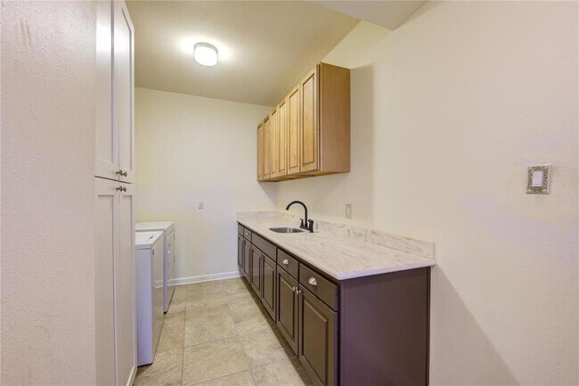 Building Photo - 15754 Walkwood Dr