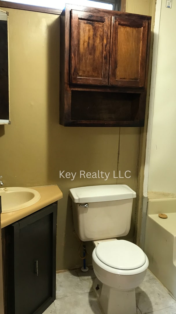 Building Photo - 112 Anthony St