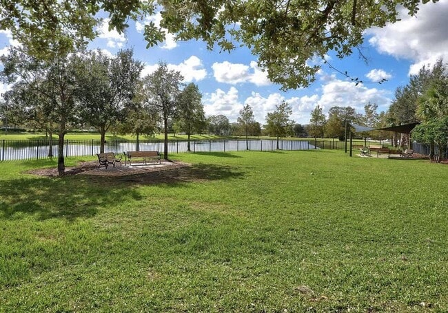 Building Photo - Tradition Townhome with 3 bed/2.5 bath/2 car garage