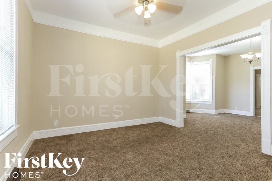 Building Photo - 542 Oak St