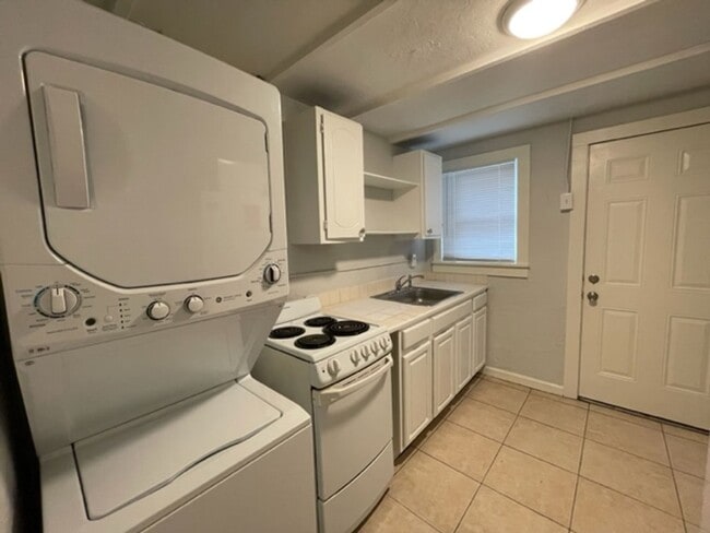 Building Photo - Beautiful 2 Bed 1 Bath House In Fifth Ave Neighborhood