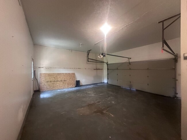 Building Photo - 1002 Juniper Springs Dr