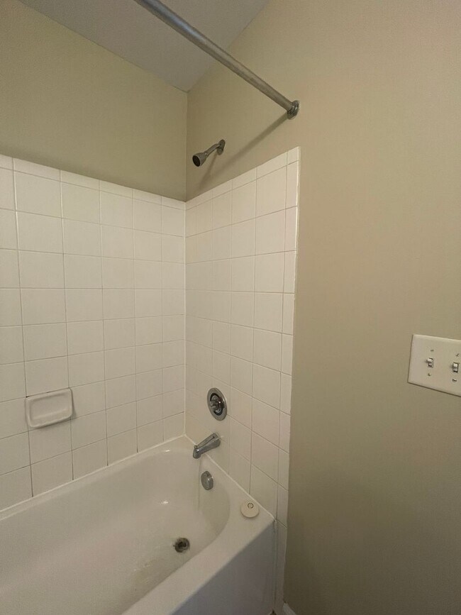 Building Photo - 17-1728 J&amp;S