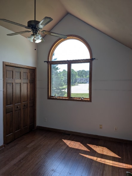 Building Photo - 1218 Point O'Woods Dr