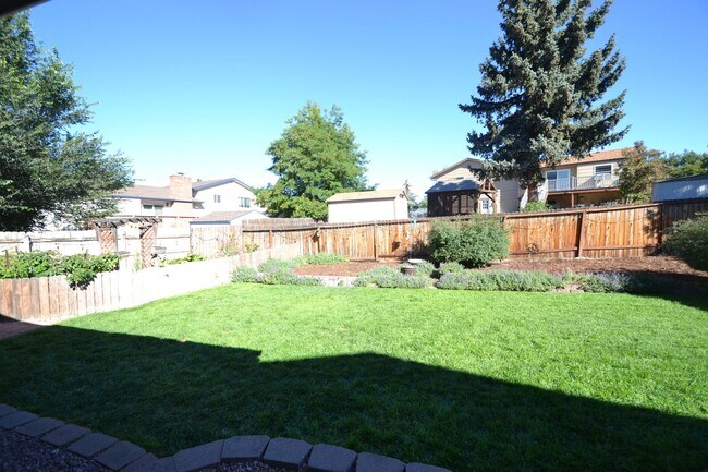 Building Photo - 4 Bed 3 Bath w/AC - Coming Soon! - MileSto...