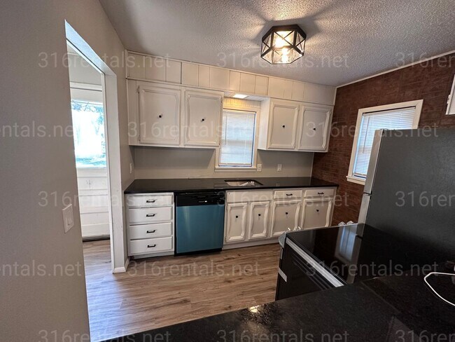 Building Photo - $1050 - 3 bedroom / 1 bathroom - Beautiful Single Family Home *COMING SOON*