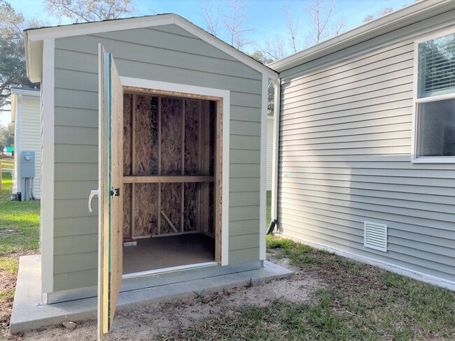 Building Photo - 1077 Cloverleaf Cir