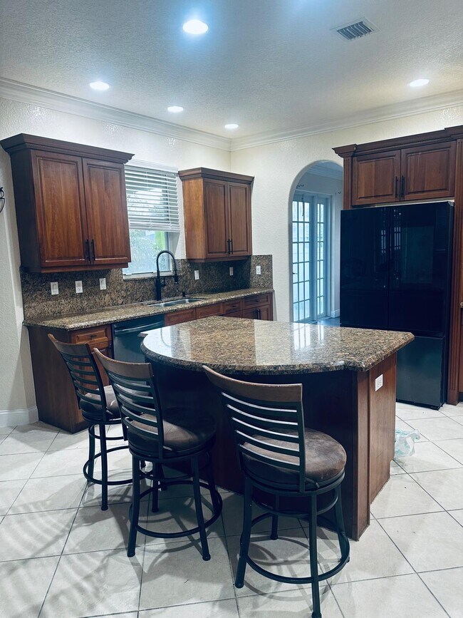 Building Photo - 2261 Ridgewood Cir