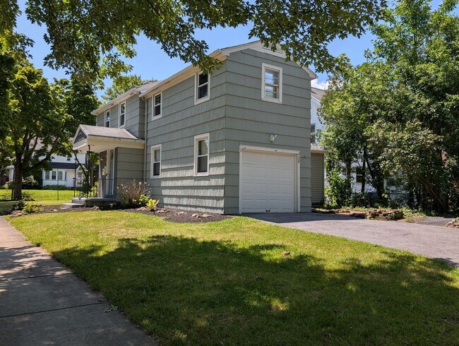 Building Photo - 111 Eastmoreland Dr