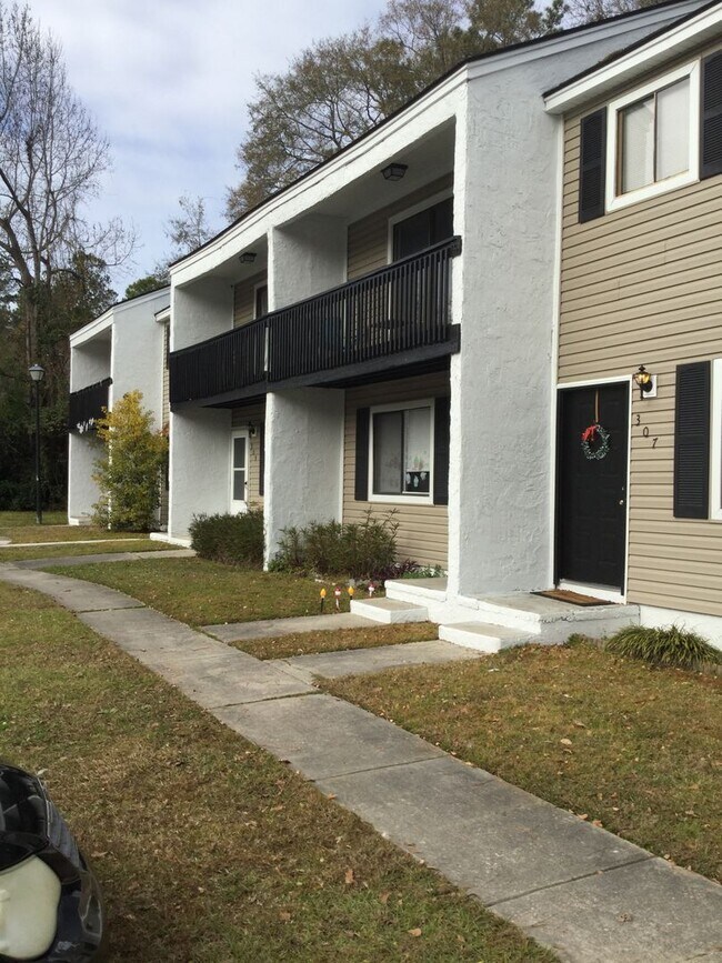 Building Photo - 2 Bedroom Spacious Townhome! with a Balcony