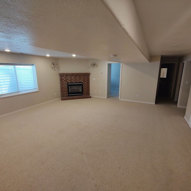 Building Photo - 5 Bed/3 Bath Townhome for Rent in Cedar Hi...