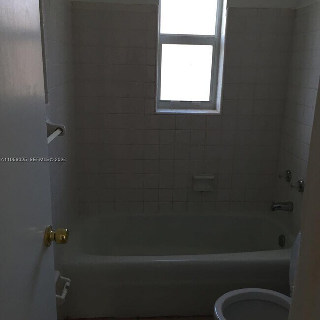 Building Photo - 726 21st St