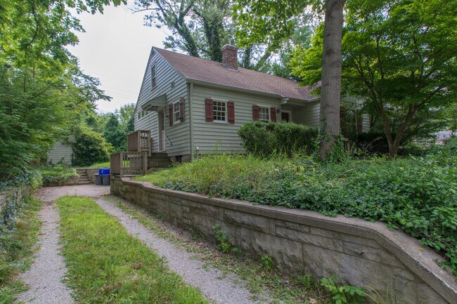 Building Photo - 321 S Eastside Dr