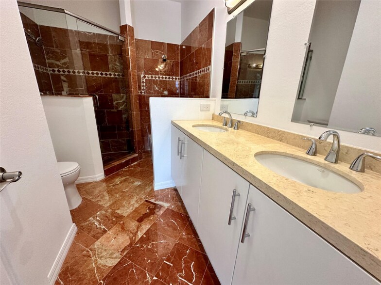 Building Photo - 3213 NE 5th St