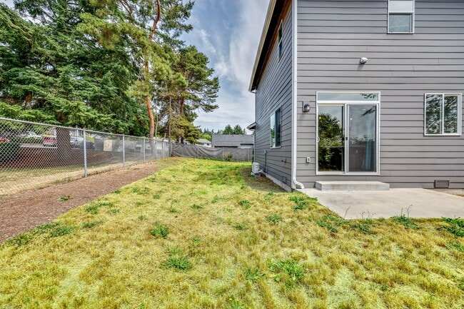 Building Photo - Newer Duplex Bremerton