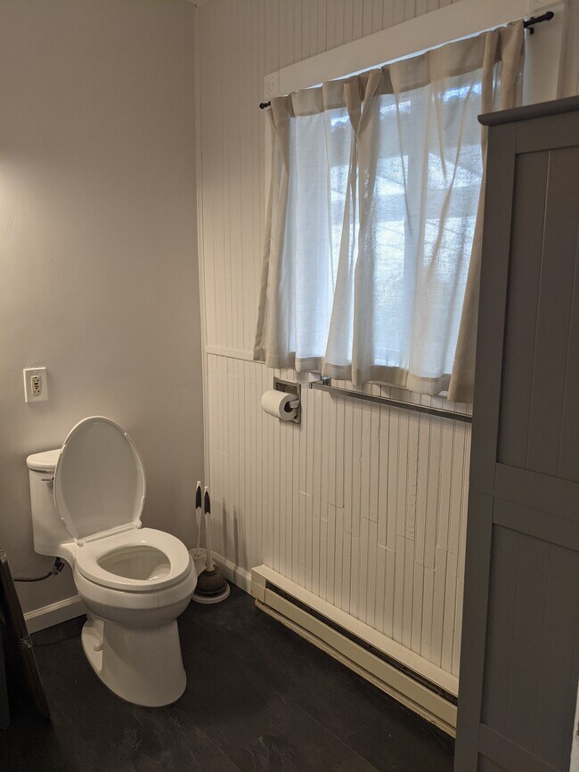 Building Photo - 913 NE Church Street