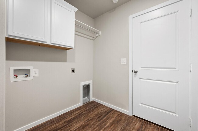 Building Photo - 2022 Kenwood Ave