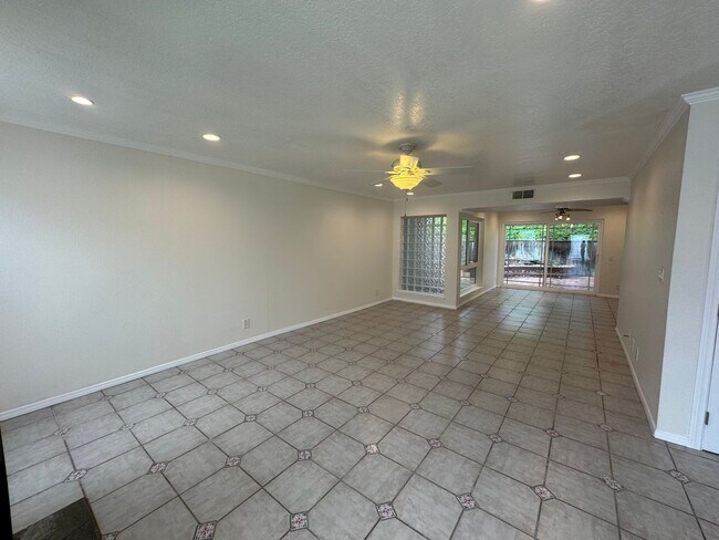 Building Photo - Beautiful 4Bd/2.5Ba Spacious Home in Missi...