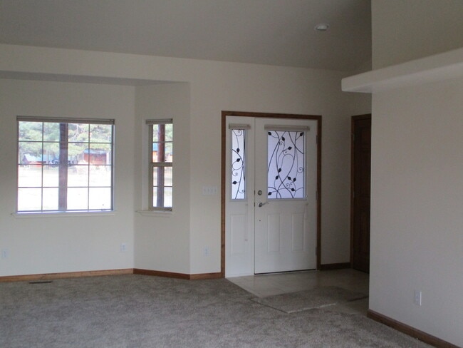 Building Photo - Unfurnished 3 Bed, 2 Bath Home for Rent in...