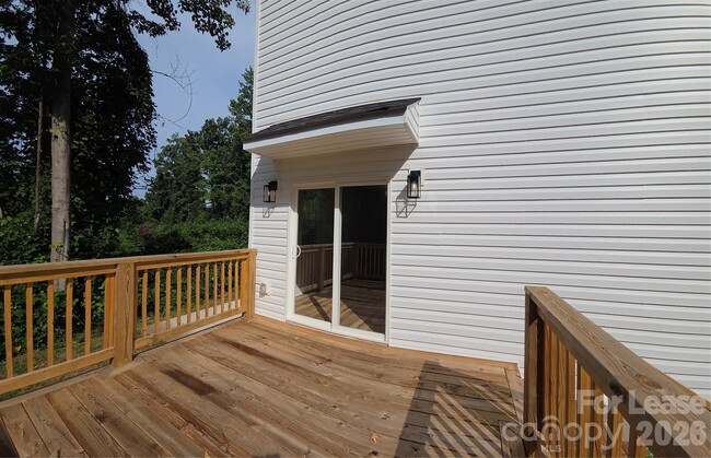 Building Photo - 2728 Crawford Ave