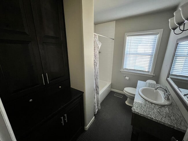 Building Photo - Beautifully renovated Midtown charmer