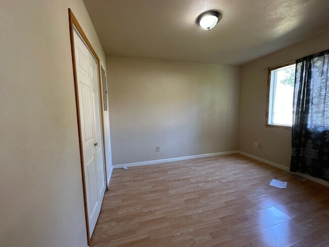 Building Photo - 4 Bedroom House!