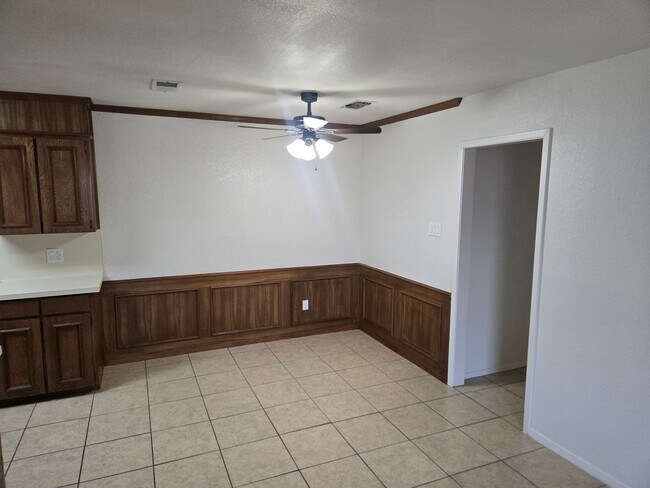 Building Photo - Affordable & Charming 2/1 Move in NOW!!!