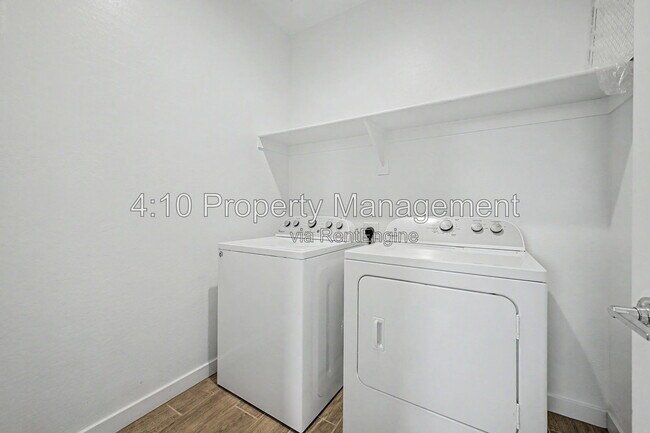 Building Photo - 3241 E Malibu Dr