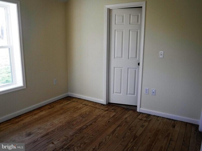 Building Photo - 756 Wiltshire Rd