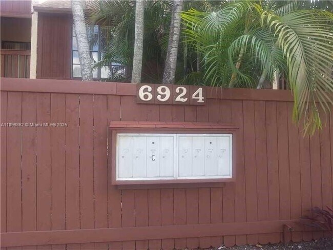 Building Photo - 6924 SW 114th Pl