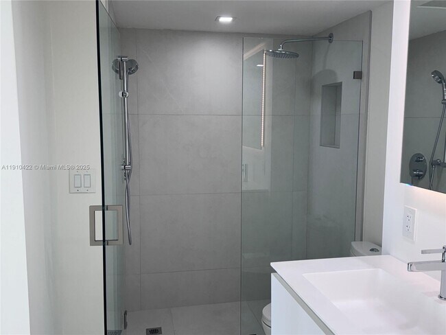 Building Photo - 3625 N Country Club Dr