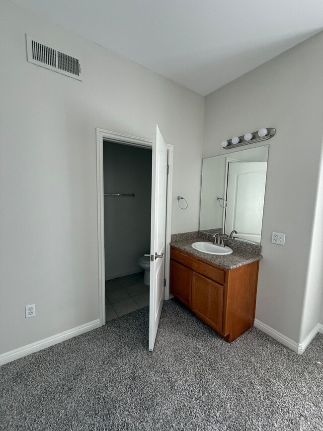 Building Photo - Very large 2 + 2 1/2 townhouse in Northridge