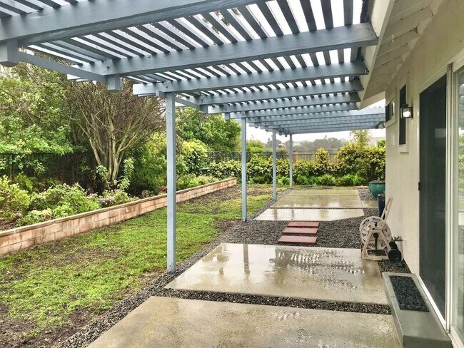 Building Photo - 28582 La Cumbre