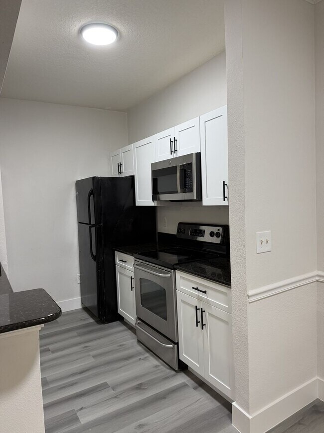 Building Photo - The Capri at Hunters Creek